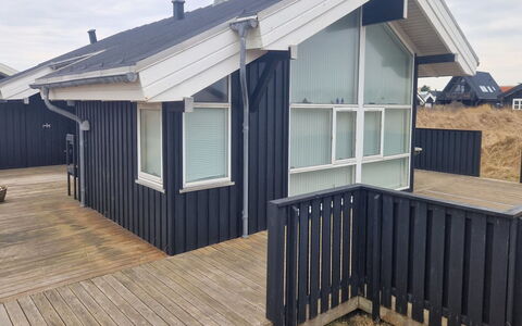 Hildegarda - 300M from the Sea: Architectuur, Dak, Huis, Verblijf, Schaduw, Siding, Plank, Dek, Balkon