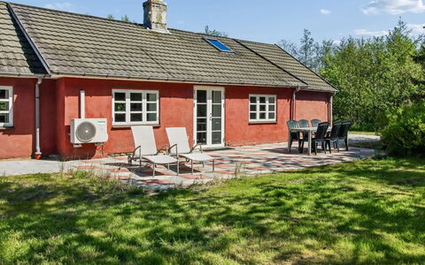 Munibert - 3.8Km from the Sea: Huis, Dak, Verblijf, Huis, Deur, Boerderij, Landgoed, Gazon, Werf, Tuin