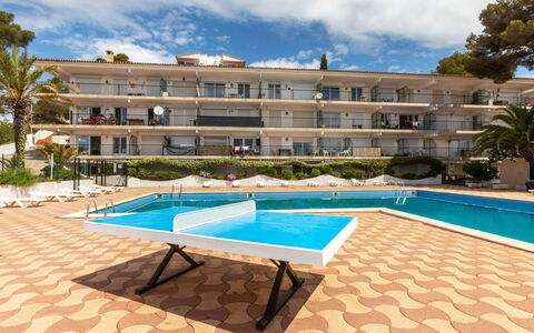 Estudi: Woongebied, Menselijke Nederzetting, Appartement, Condominium, Zwembad, Toevlucht, Buitenmeubels, Hotel, Badplaats, Vakantie
