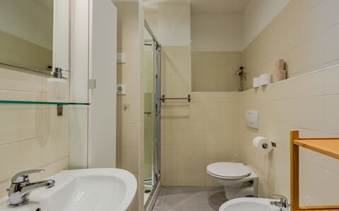 Riva Olive: Flooring, Interieur Ontwerp, Verdieping, Plafond, Loodgieterswerkinrichting, Kamer, Badkamer, Toilet, Wastafel, Wc Bril