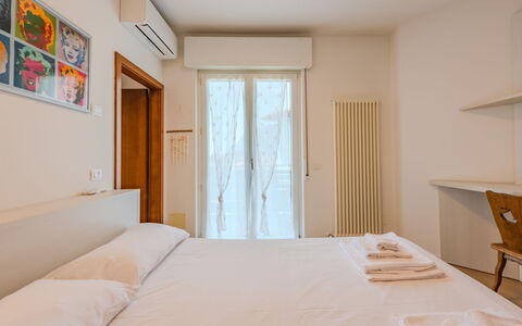 Riva Olive: Appartement, Bed, Slaapkamer, Bedding, Balkon, Laken, Hotel, Bed Frame
