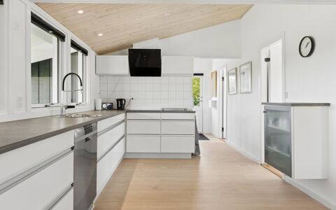 Jügen - 600M to the Fjord: Keuken, Flooring, Countertop, Hout, Interieur Ontwerp, Cabinetry, Verdieping, Toestel Van De Keuken, Plafond, Meubilair