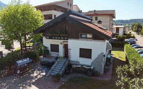 House Angy: Huis, Woongebied, Huis, Verblijf, Dak, Landgoed, Voorstad, Balkon, Oprit, Werf