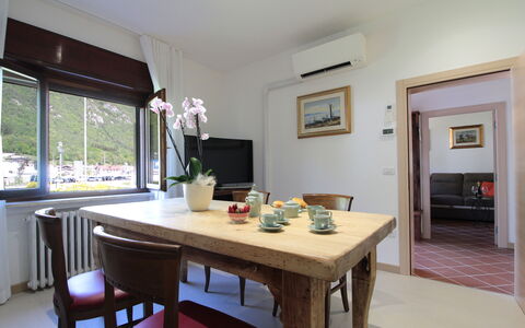 House Angy: Meubilair, Interieur Ontwerp, Flooring, Hout, Tafel, Keuken En Eettafel, Plafond, Kamer, Eetkamer, Verdieping