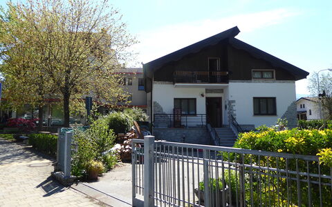 House Angy: Gebouw, Woongebied, Huis, Buurt, Struik, Huis, Menselijke Nederzetting, Verblijf, Voorstad