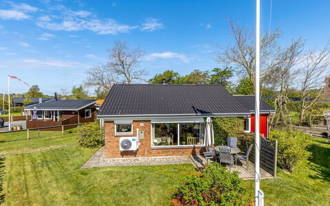 Wrange - 100M to the Fjord: Struik, Huis, Woongebied, Huis, Tuin, Schaduw, Werf, Binnenplaats, Bloempot