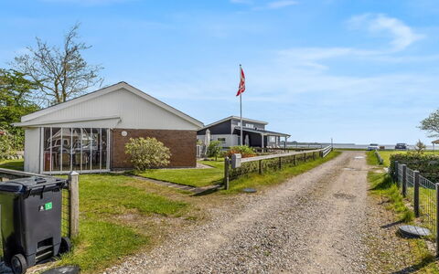 Wrange - 100M to the Fjord: Struik, Huis, Woongebied, Huis, Tuin, Schaduw, Werf, Binnenplaats, Bloempot