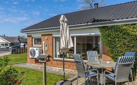 Wrange - 100M to the Fjord: Struik, Huis, Woongebied, Huis, Tuin, Schaduw, Werf, Binnenplaats, Bloempot