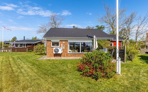 Wrange - 100M to the Fjord: Struik, Huis, Woongebied, Huis, Tuin, Schaduw, Werf, Binnenplaats, Bloempot