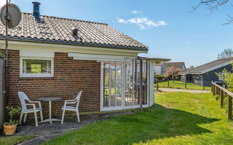 Wrange - 100M to the Fjord: Struik, Huis, Woongebied, Huis, Tuin, Schaduw, Werf, Binnenplaats, Bloempot