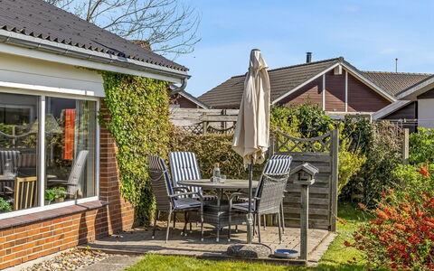 Wrange - 100M to the Fjord: Struik, Huis, Woongebied, Huis, Tuin, Schaduw, Werf, Binnenplaats, Bloempot