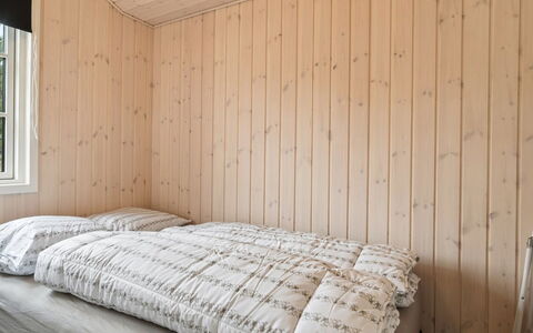 Martta - 250M from the Sea: Hout, Slaapkamer, Verdieping, Bed, Flooring, Interieur Ontwerp, Laken, Bedding, Plafond, Kamer