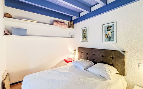 Ploemel 102: Bed, Meubilair, Interieur Ontwerp, Slaapkamer, Bedding, Muur, Laken, Verdieping, Flooring, Kamer