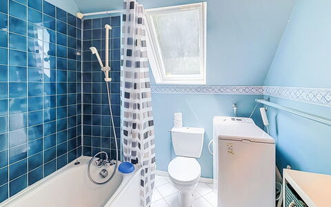 Ploemel 102: Blauw, Badkamer, Loodgieterswerkinrichting, Flooring, Verdieping, Bad, Toilet, Interieur Ontwerp, Loodgieter, Tegel