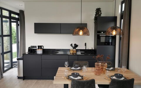 De Witte Parel: Keuken, Countertop, Interieur Ontwerp, Meubilair, Lichte Inrichting, Flooring, Plafond, Verlichting, Toestel Van De Keuken, Cabinetry