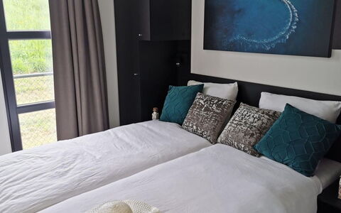 De Witte Parel: Bed, Bedding, Meubilair, Interieur Ontwerp, Slaapkamer, Laken, Kussen, Verdieping, Linens, Kamer