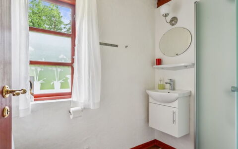 Jooseppi - 4.8Km from the Sea: Muur, Loodgieterswerkinrichting, Wastafel In De Badkamer, Hout, Badkamer, Flooring, Wastafel, Interieur Ontwerp, Verdieping, Toilet