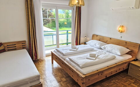 Haus Kühnsdorf: Meubilair, Hout, Slaapkamer, Bed, Interieur Ontwerp, Flooring, Verdieping, Bedding, Laken, Bed Frame