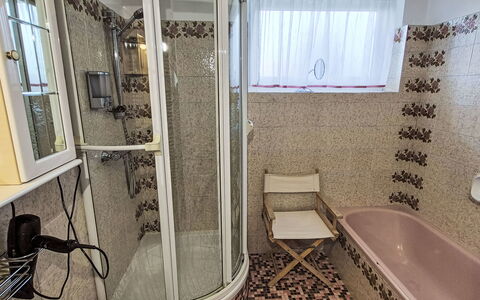 Haus Kühnsdorf: Verdieping, Interieur Ontwerp, Flooring, Loodgieterswerkinrichting, Textiel, Kamer, Badkamer, Loodgieter, Meubilair, Toilet