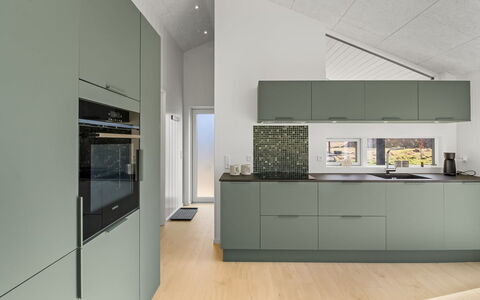 Junis - 900M from the Sea: Keuken, Interieur Ontwerp, Flooring, Countertop, Plafond, Major Appliance, Cabinetry, Toestel Van De Keuken, Verdieping, Fornuis