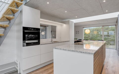 Eicke - 20M from the Sea: Flooring, Plafond, Interieur Ontwerp, Verdieping, Keuken, Countertop, Cabinetry, Tegel, Huishoudapparatuur, Houten Vloer