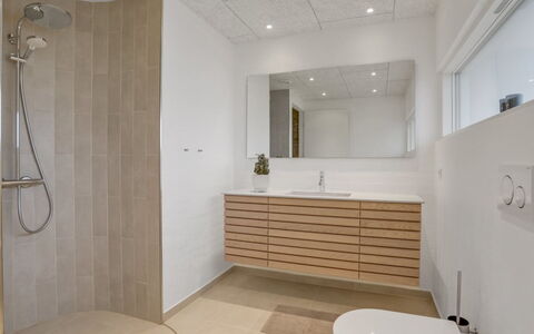 Eicke - 20M from the Sea: Flooring, Interieur Ontwerp, Verdieping, Muur, Loodgieterswerkinrichting, Hout, Badkamerkast, Plafond, Badkamer, Wastafel
