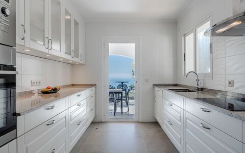 Preciados: Keuken, Countertop, Cabinetry, Flooring, Meubilair, Hout, Interieur Ontwerp, Toestel Van De Keuken, Verdieping, Lade