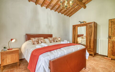 Villa the Horses: Bed, Meubilair, Interieur Ontwerp, Slaapkamer, Muur, Flooring, Laken, Bedding, Verdieping, Hout