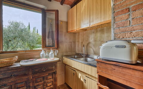 Villa the Horses: Hout, Keuken, Countertop, Loodgieterswerkinrichting, Wastafel, Beits, Kamer, Plafond, Cabinetry, Kraan