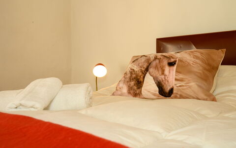 Villa the Horses: Slaapkamer, Laken, Linens, Textiel, Bedding, Bed, Meubilair, Interieur Ontwerp, Bruin, Verlichting