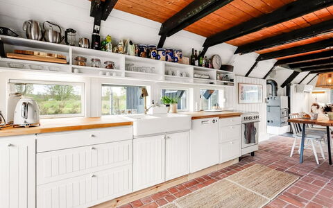 Arendine - 250M from the Sea: Keuken, Countertop, Meubilair, Cabinetry, Interieur Ontwerp, Flooring, Toestel Van De Keuken, Hout, Major Appliance, Plafond