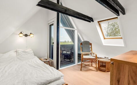 Arendine - 250M from the Sea: Hout, Meubilair, Slaapkamer, Plafond, Flooring, Interieur Ontwerp, Verdieping, Houten Vloer, Bed, Huis
