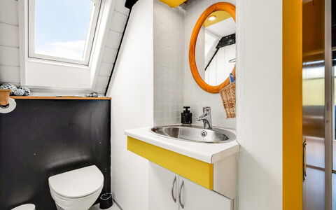 Arendine - 250M from the Sea: Verdieping, Loodgieterswerkinrichting, Tegel, Loodgieter, Badkamer, Toilet