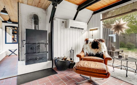 Arendine - 250M from the Sea: Hout, Meubilair, Plafond, Woonkamer, Stoel, Hardwood, Blokhut, Lichte Inrichting, Beits, Houtkachel