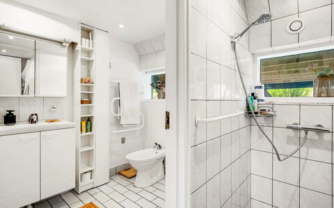 Arendine - 250M from the Sea: Flooring, Interieur Ontwerp, Loodgieterswerkinrichting, Verdieping, Tegel, Loodgieter, Badkamer, Kraan, Badkamerkast, Toilet