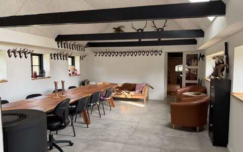 Aika - 1.6Km to the Fjord: Meubilair, Interieur Ontwerp, Flooring, Hout, Tafel, Verdieping, Plafond, Stoel, Verlichting, Kamer