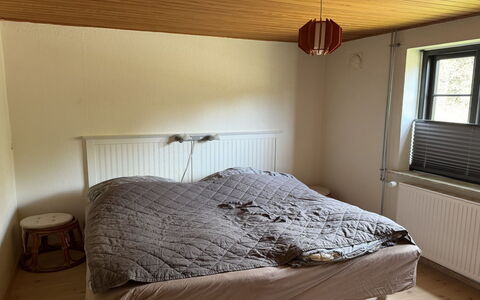 Aika - 1.6Km to the Fjord: Meubilair, Flooring, Hout, Verdieping, Slaapkamer, Interieur Ontwerp, Bed, Kamer, Bedding, Laken