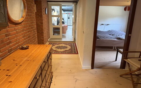 Aika - 1.6Km to the Fjord: Flooring, Verdieping, Muur, Hout, Interieur Ontwerp, Meubilair, Houten Vloer, Kamer, Deur, Verlichting