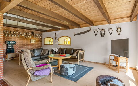 Aika - 1.6Km to the Fjord: Meubilair, Interieur Ontwerp, Flooring, Hout, Plafond, Verdieping, Kamer, Bankstel, Verlichting, Woonkamer