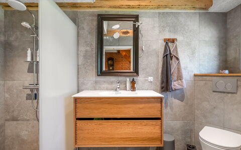 Aika - 1.6Km to the Fjord: Loodgieterswerkinrichting, Flooring, Hout, Verdieping, Badkamerkast, Wastafel, Kraan, Loodgieter, Wastafel In De Badkamer, Badkamer
