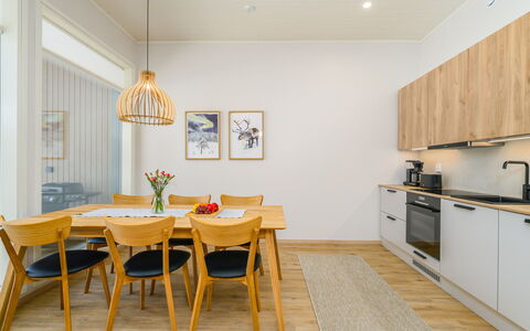 Saariselän Aavahelmi C: Meubilair, Interieur Ontwerp, Flooring, Houten Vloer, Verdieping, Hout, Plafond, Keuken En Eettafel, Eetkamer, Lichte Inrichting