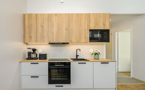 Saariselän Aavahelmi C: Keuken, Toestel Van De Keuken, Countertop, Cabinetry, Interieur Ontwerp, Hout, Major Appliance, Flooring, Meubilair, Kast