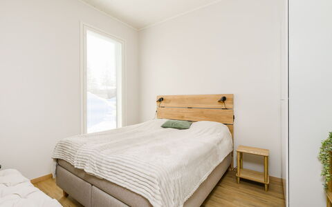 Saariselän Aavahelmi C: Hout, Flooring, Slaapkamer, Verdieping, Bed, Houten Vloer, Interieur Ontwerp, Laken, Bedding, Meubilair