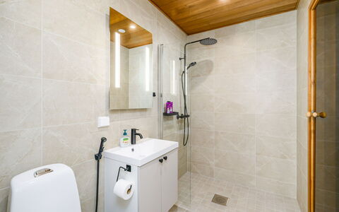 Saariselän Aavahelmi C: Flooring, Muur, Loodgieterswerkinrichting, Interieur Ontwerp, Verdieping, Badkamer, Plafond, Kraan, Loodgieter, Verlichting