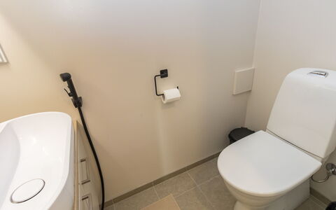 Saariselän Aavahelmi C: Wc Bril, Badkamer, Toilet, Loodgieterswerkinrichting, Flooring, Verdieping, Interieur Ontwerp, Loodgieter, Tegel, Kraan