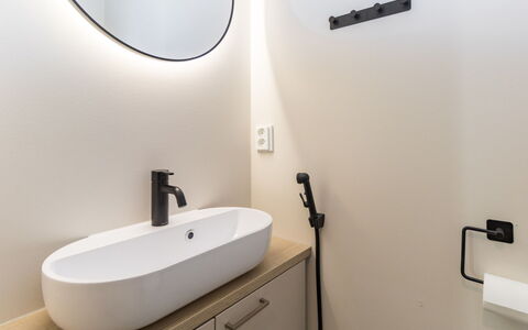 Saariselän Aavahelmi C: Muur, Interieur Ontwerp, Loodgieterswerkinrichting, Badkamer, Flooring, Verlichting, Verdieping, Loodgieter, Lichte Inrichting, Spiegel