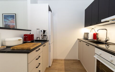 Lomapesä: Keuken, Toestel Van De Keuken, Countertop, Cabinetry, Interieur Ontwerp, Major Appliance, Meubilair, Flooring, Hout, Fornuis