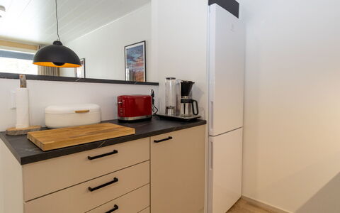 Lomapesä: Countertop, Meubilair, Interieur Ontwerp, Cabinetry, Keuken, Toestel Van De Keuken, Flooring, Hout, Major Appliance, Kamer