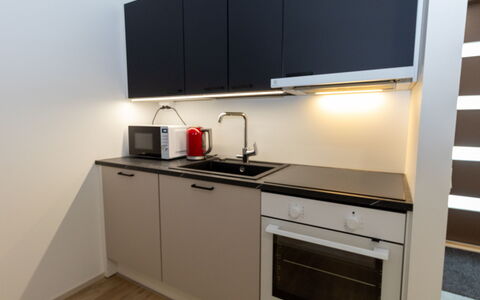 Lomapesä: Keuken, Toestel Van De Keuken, Countertop, Major Appliance, Interieur Ontwerp, Cabinetry, Gootsteen, Flooring, Fornuis, Fornuis