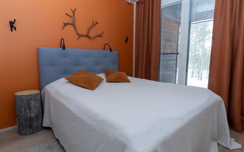 Lomapesä: Bed, Meubilair, Slaapkamer, Bedding, Interieur Ontwerp, Laken, Hout, Linens, Verdieping, Flooring